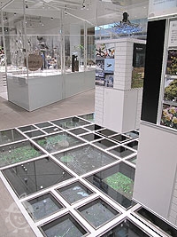 床にも展示スペース