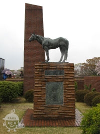 名馬シンザンの像