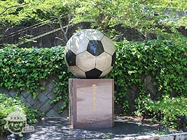 サッカーボールの像