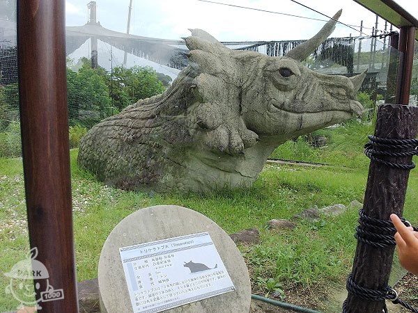 恐竜の像