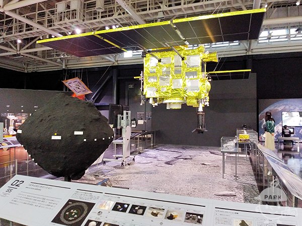 小惑星探査機「はやぶさ2」と小惑星「リュウグウ」の模型