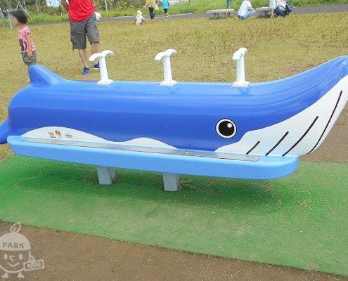 クジラのスイング遊具