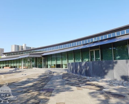 多摩市立中央図書館