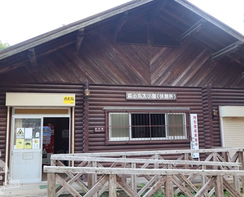 森の丸太小屋（休憩所）
