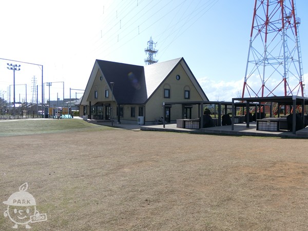 芝生広場と管理棟