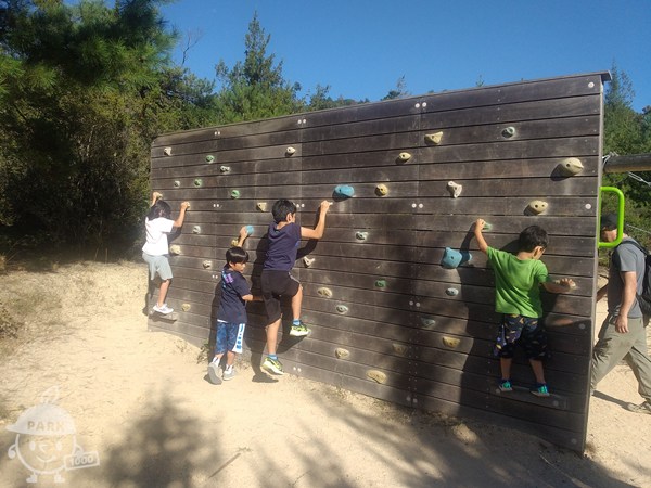 崖を登り弓を射る